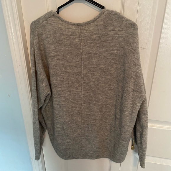 H&M v neck sweater - Picture 2 of 2